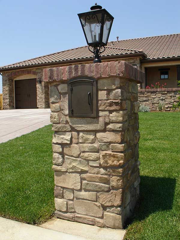 Manchester Non-Locking Column Mount Mailbox with Plain Door
